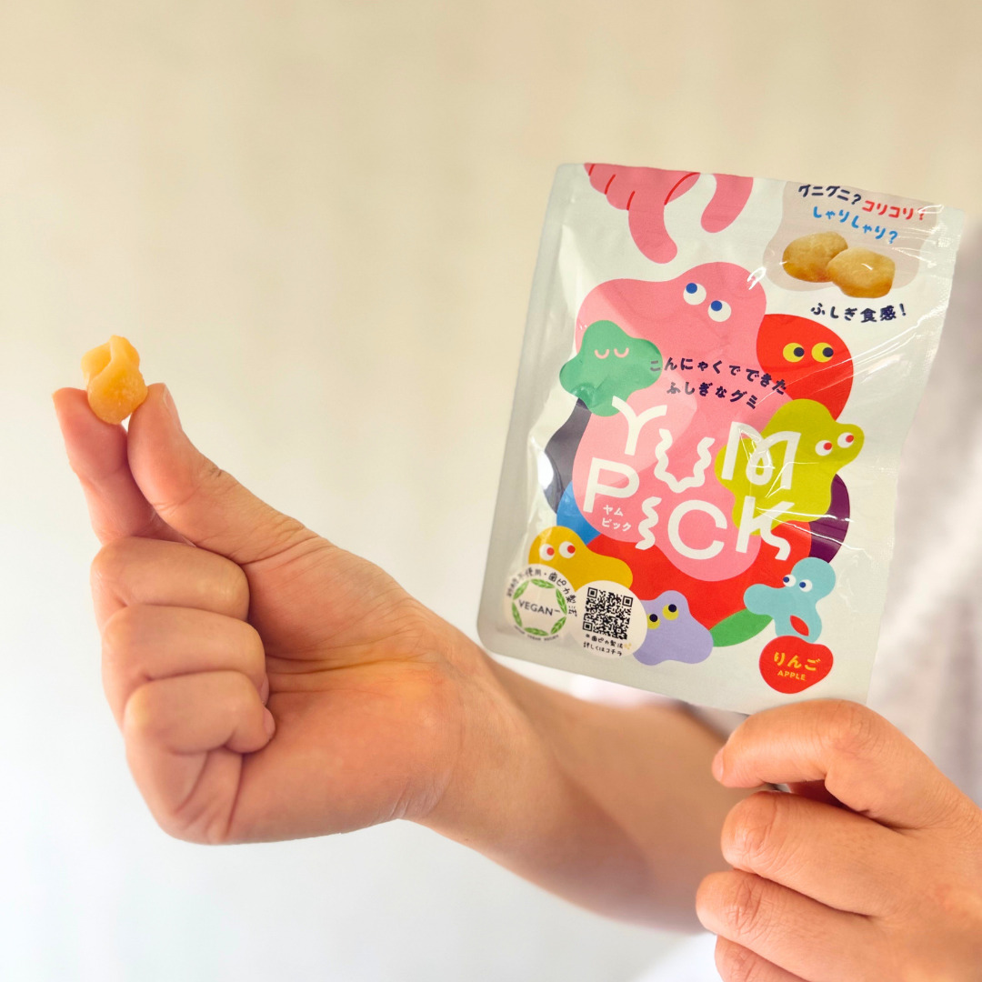 YUMPICKを手に持っているようす